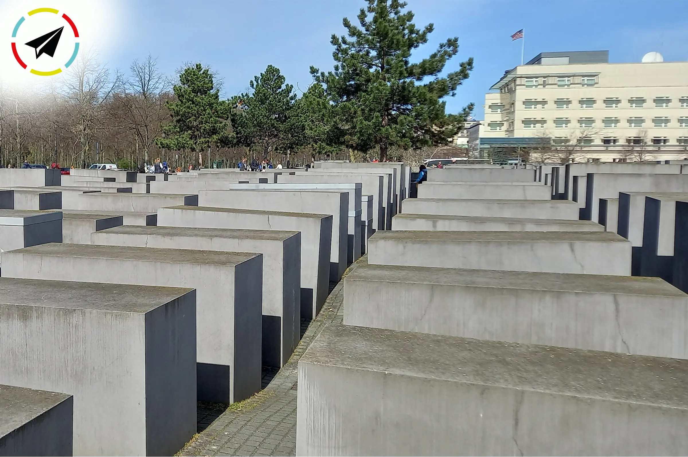 Perspectiva de las 2711 estelas del Monumento a los Judíos de Europa en Berlín, mostrando la variación de alturas que genera un efecto ondulante.