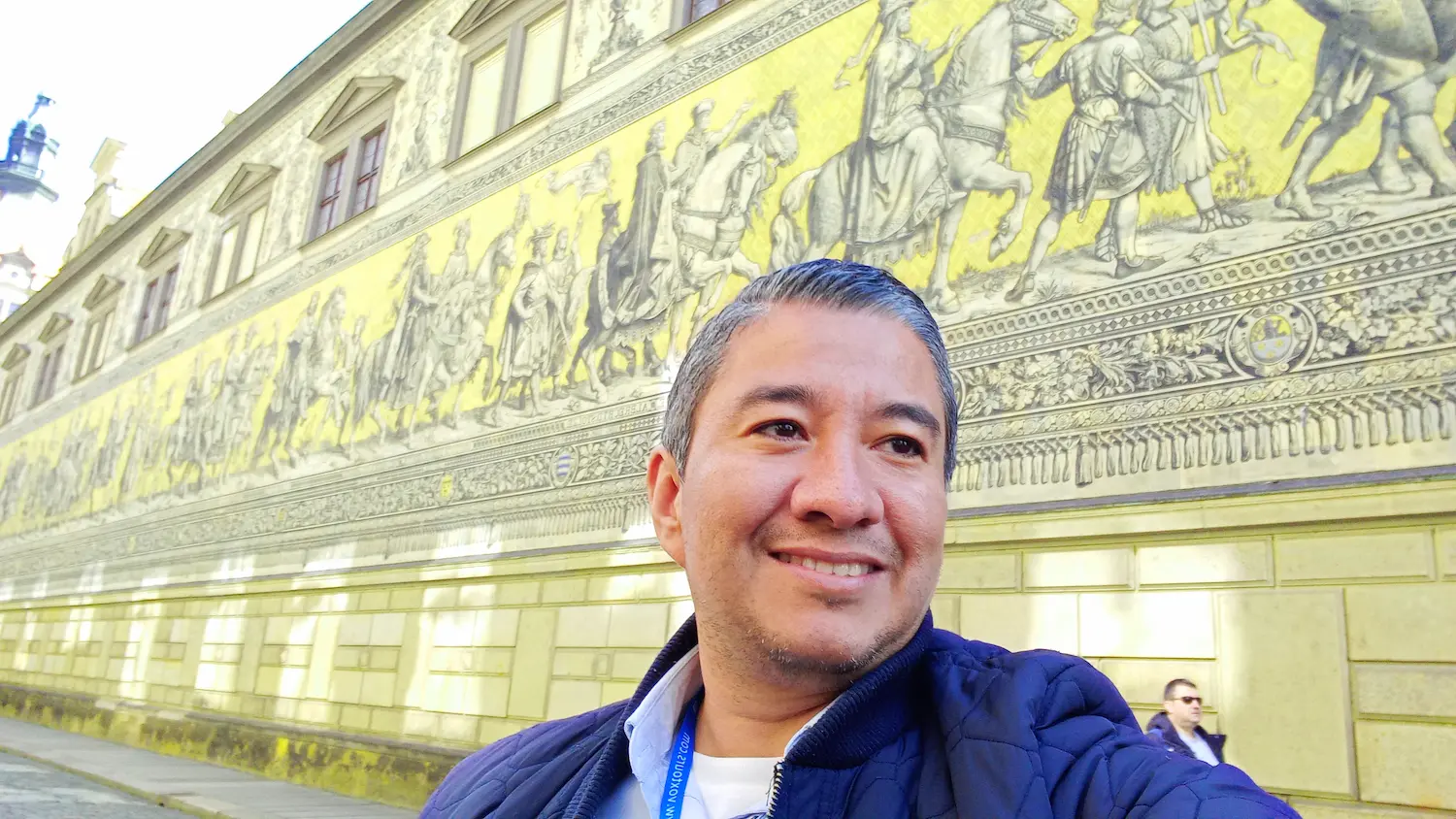 Mural de porcelana Fürstenzug en Dresde, Alemania, mostrando príncipes y caballos bajo el sol.