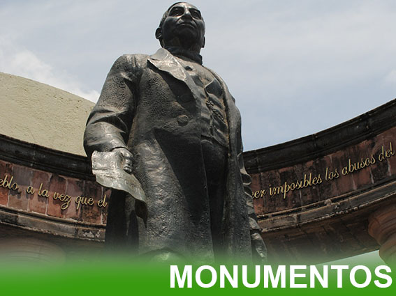 Vista panorámica de los monumentos históricos y arquitectura colonial en el centro de Uruapan, Michoacán