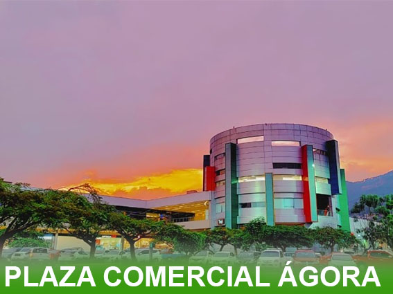 Vista moderna de Plaza Ágora Uruapan, centro comercial con tiendas, restaurantes y entretenimiento en Uruapan, Michoacán.
