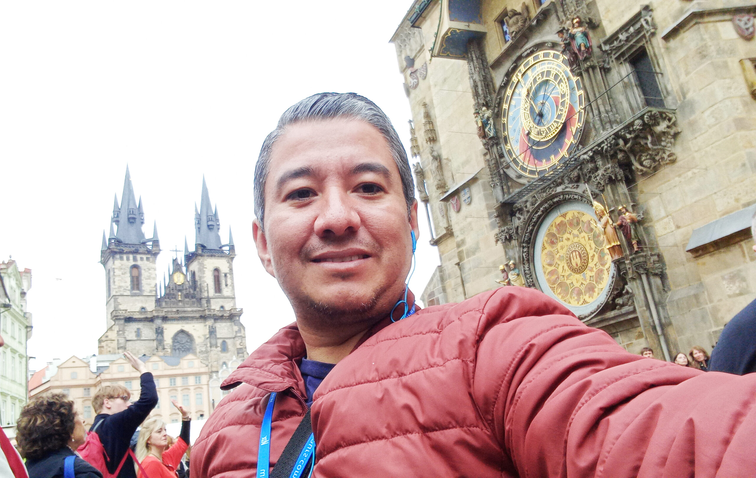 Orloj, el Reloj Astronómico de Praga (1410), con detalles dorados y la Iglesia de Týn al fondo