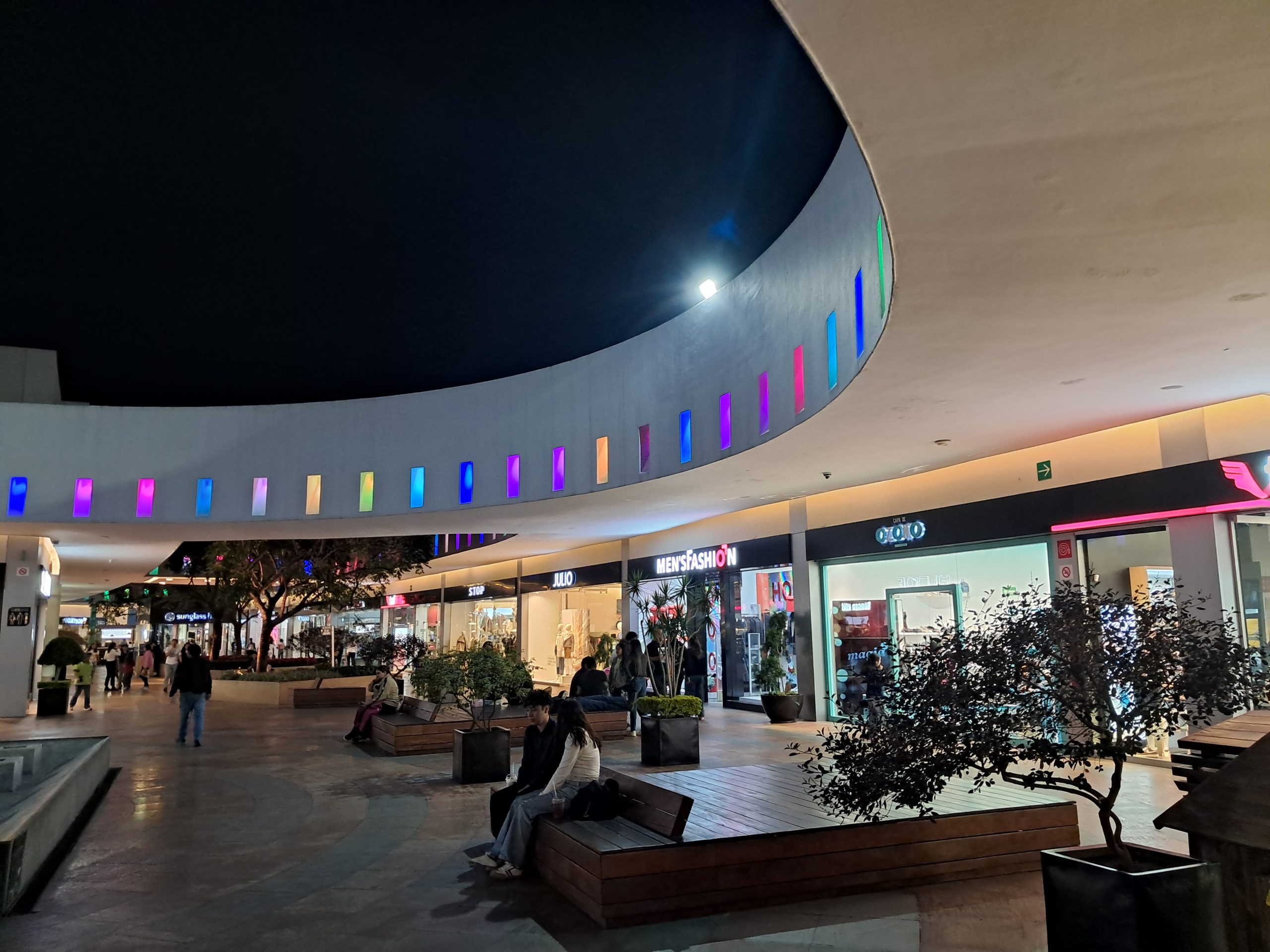 Espacio común o plaza interior con decoración y bancas en Plaza Ágora Uruapan