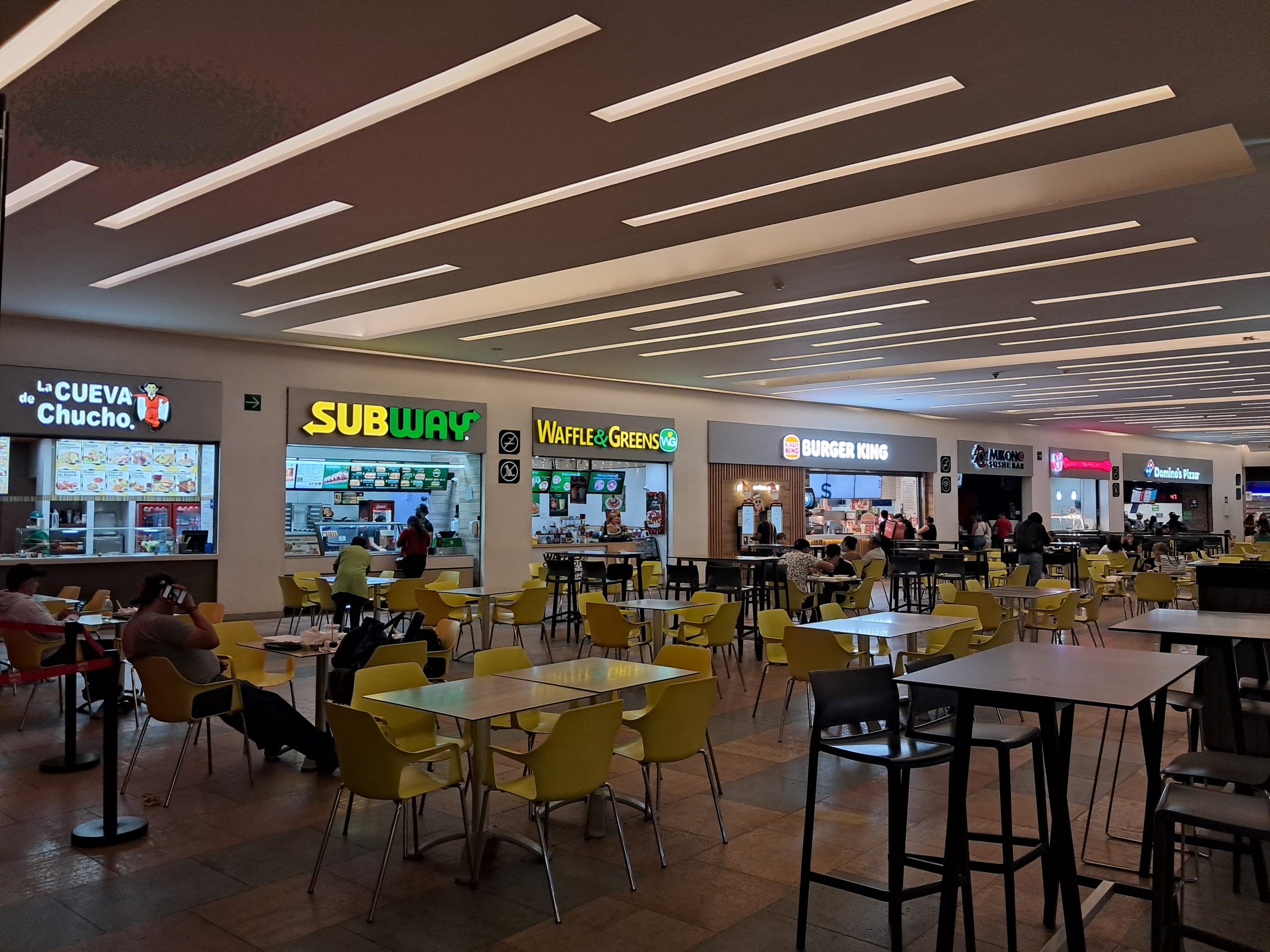 Área gastronómica de Plaza Ágora para disfrutar una deliciosa comida