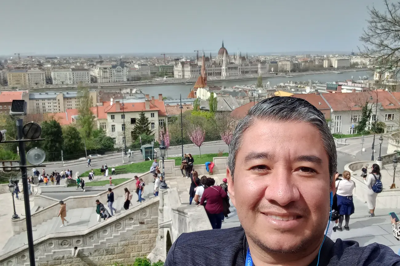 Mirador con vista al parlamento de Budapest desde el castillo de Buda