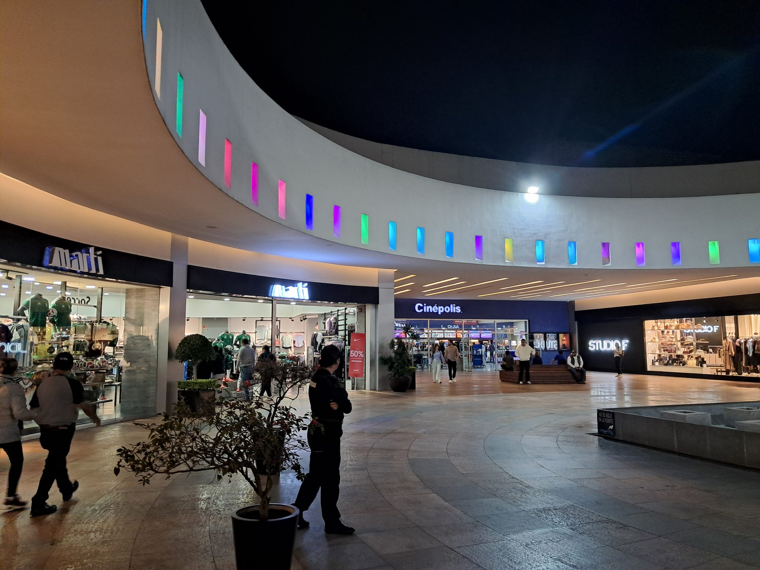 Entrada a los cines y zona de entretenimiento cinematográfico en Plaza Ágora Uruapan."