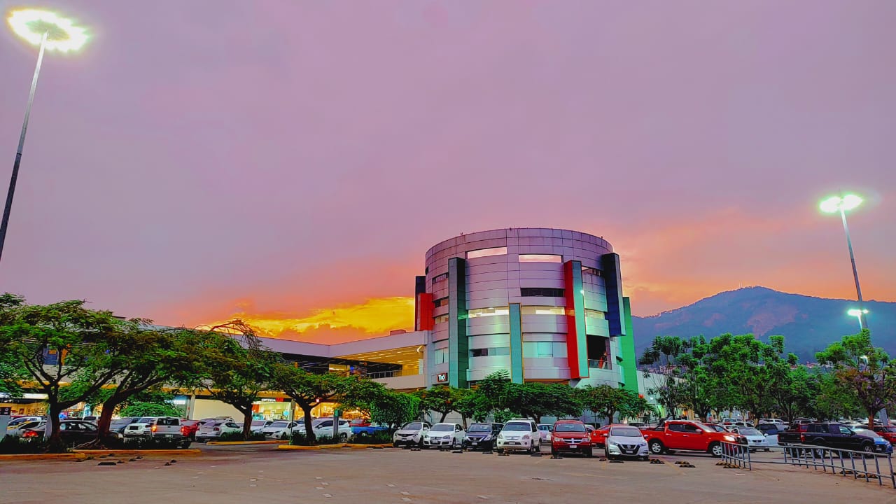 Centro comercial plaza agora en Uruapan Michoacán tiendas de prestigio y gastronómico