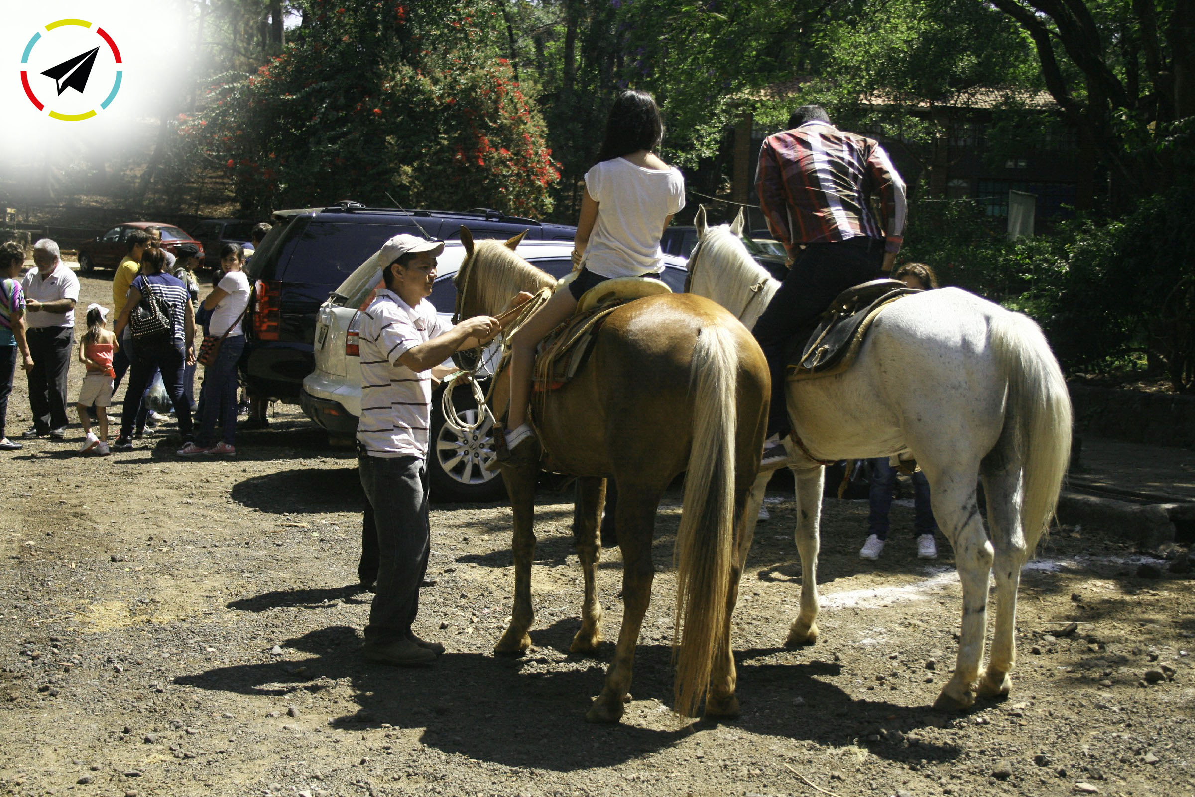 Sendero empedrado paseo a caballo rodeado de vegetación densa que conduce a la base de la Cascada Tzararacua.