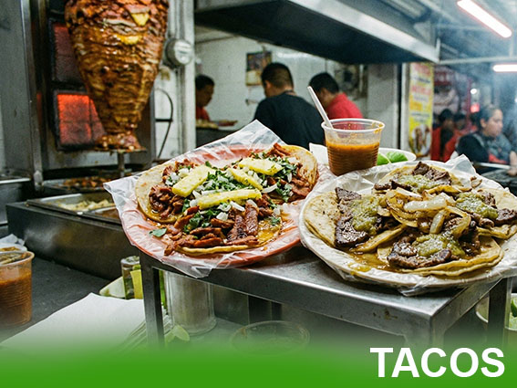 Taco de bistek y tacos al pastor con queso fundido y salsa verde, preparado en una taquería de Uruapan."