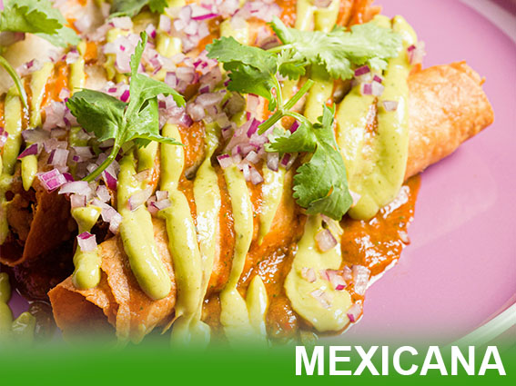 Plato típico mexicano con variedad de antojitos, pozole,tacos dorados, enchiladas