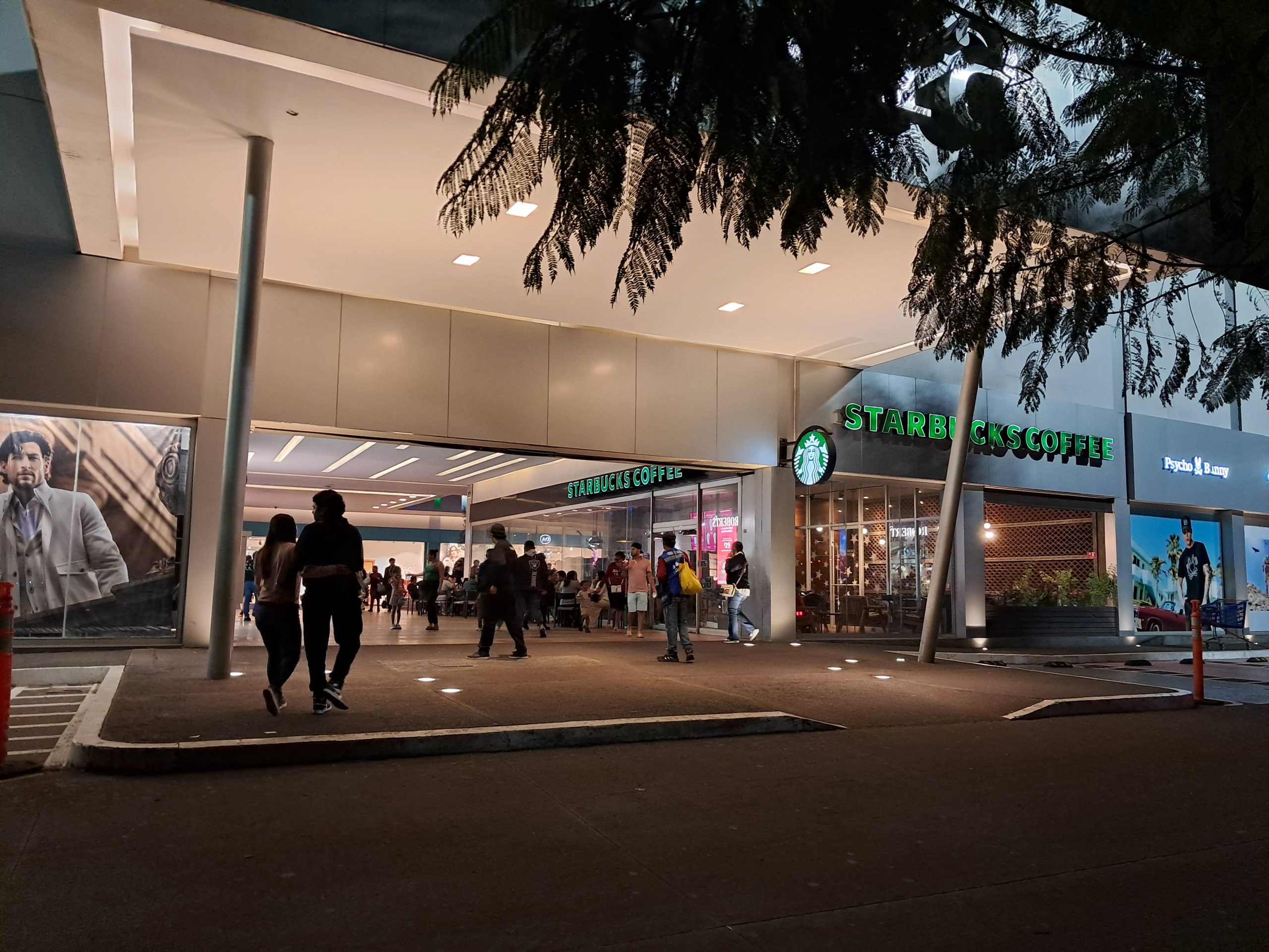 Vista de una tienda ancla o supermercado principal dentro de Plaza Ágora Uruapan