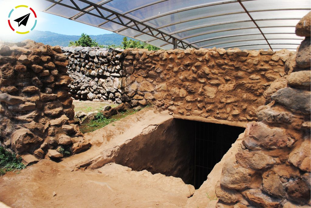 Tumba de tiro y cámara funeraria prehispánica en la Zona Arqueológica de Tingambato, Michoacán, donde se descubrieron restos óseos y ofrendas ceremoniales