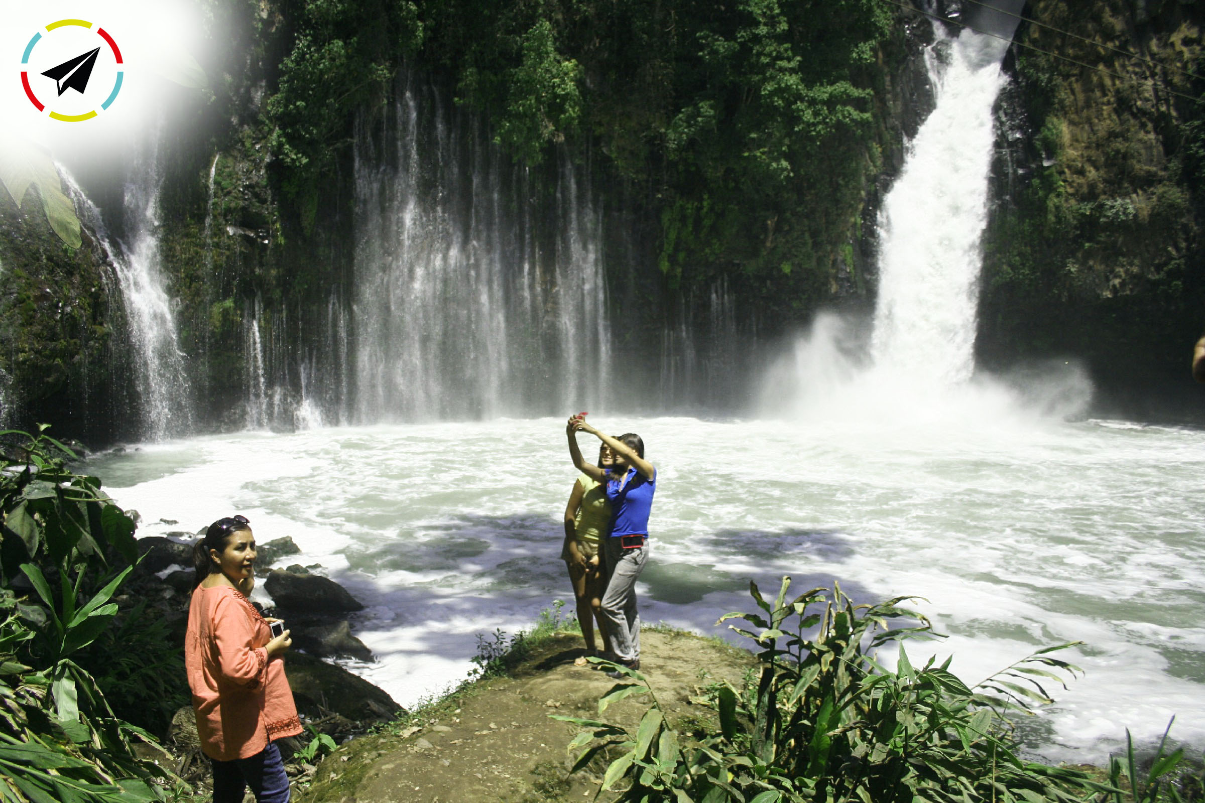 Vista panorámica de la imponente Cascada de Tzararacua en Uruapan, Michoacán, rodeada de selva exuberante