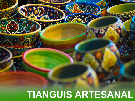 Tianguis Artesanal de Domingo de Ramos en Uruapan, Michoacán - mercado tradicional con palmas tejidas, artesanías purépechas y colorida celebración religiosa