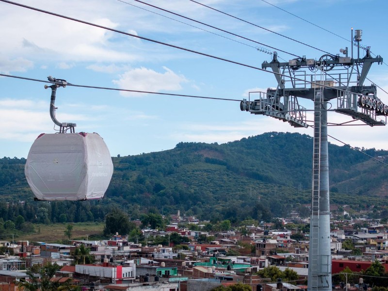 imagen de unas cabinas del teleférico siendo probadas para su certificación.