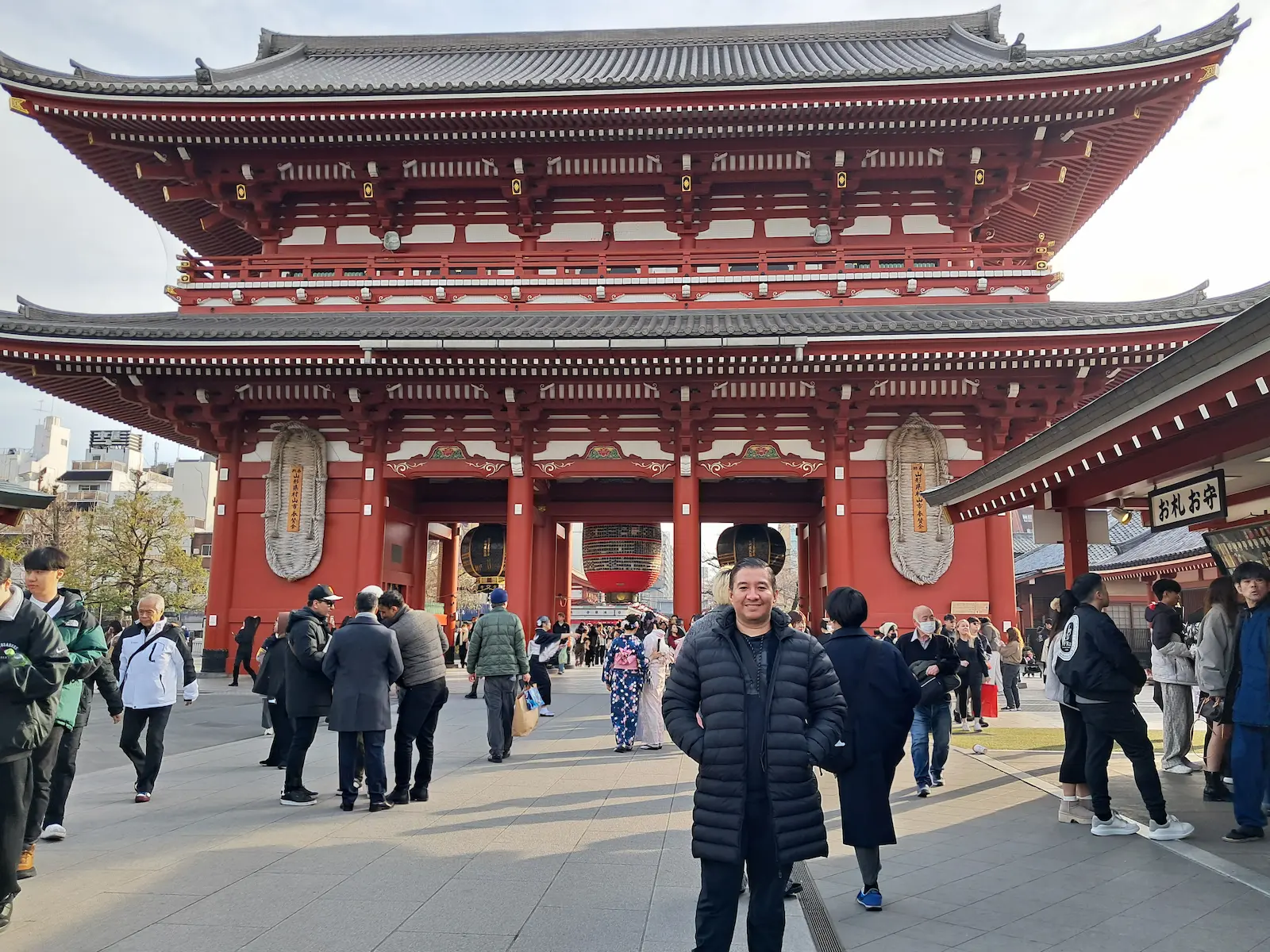 Templo Sensō-ji en Asakusa Tokio, con su puerta de trueno al fondo