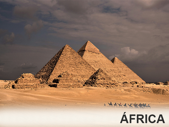 África es uno de los destinos más famosos del mundo, se muestran las pirámides de Egipto al fondo