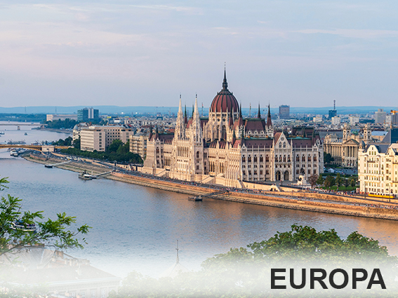 Europa es uno de los destinos turísticos más famosos del mundo, se muestra el parlamento de Budapest al fondo