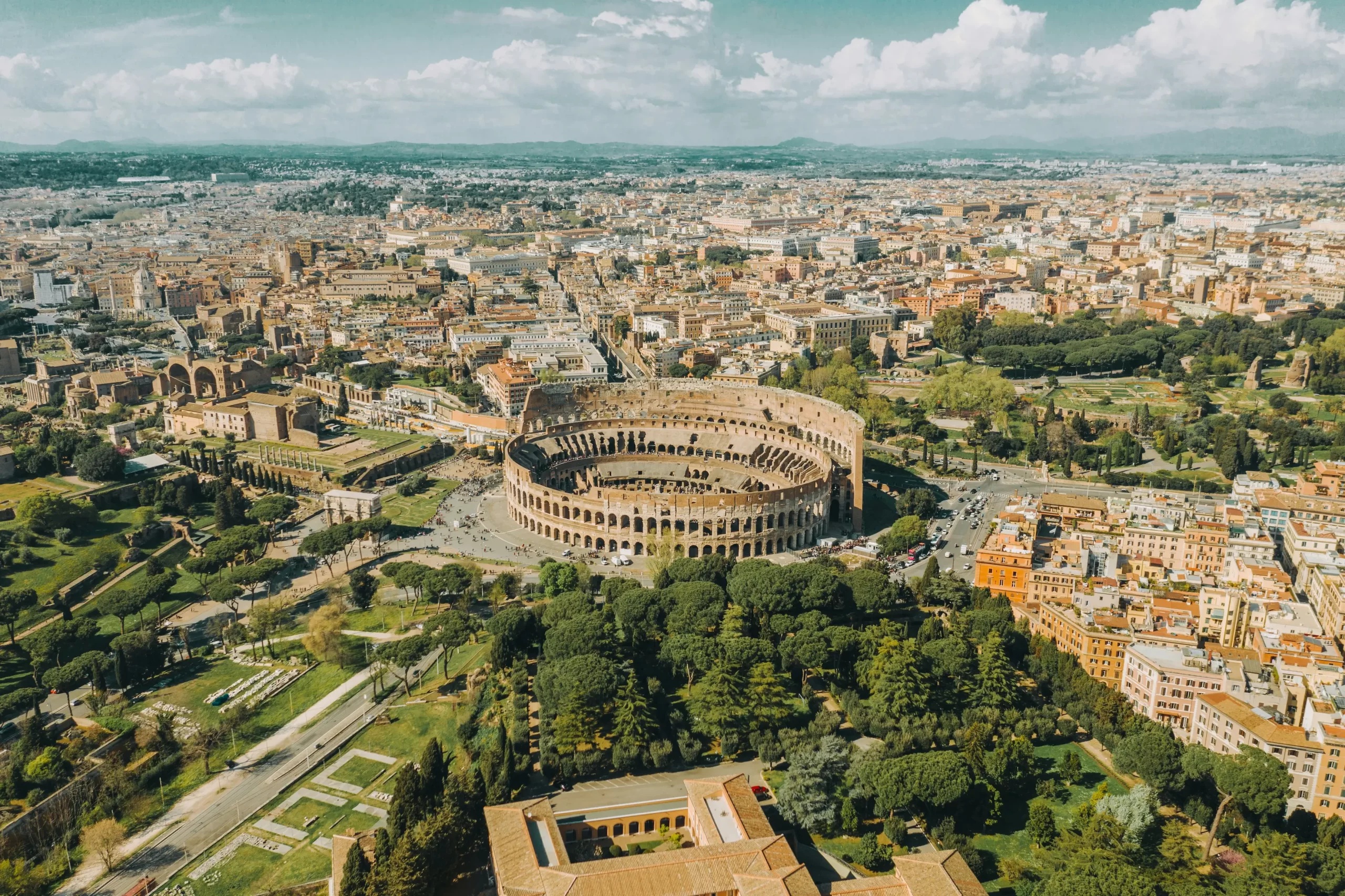 Vista panorámica del Coliseo Romano al atardecer, punto de partida para recorrer Roma en 3 días