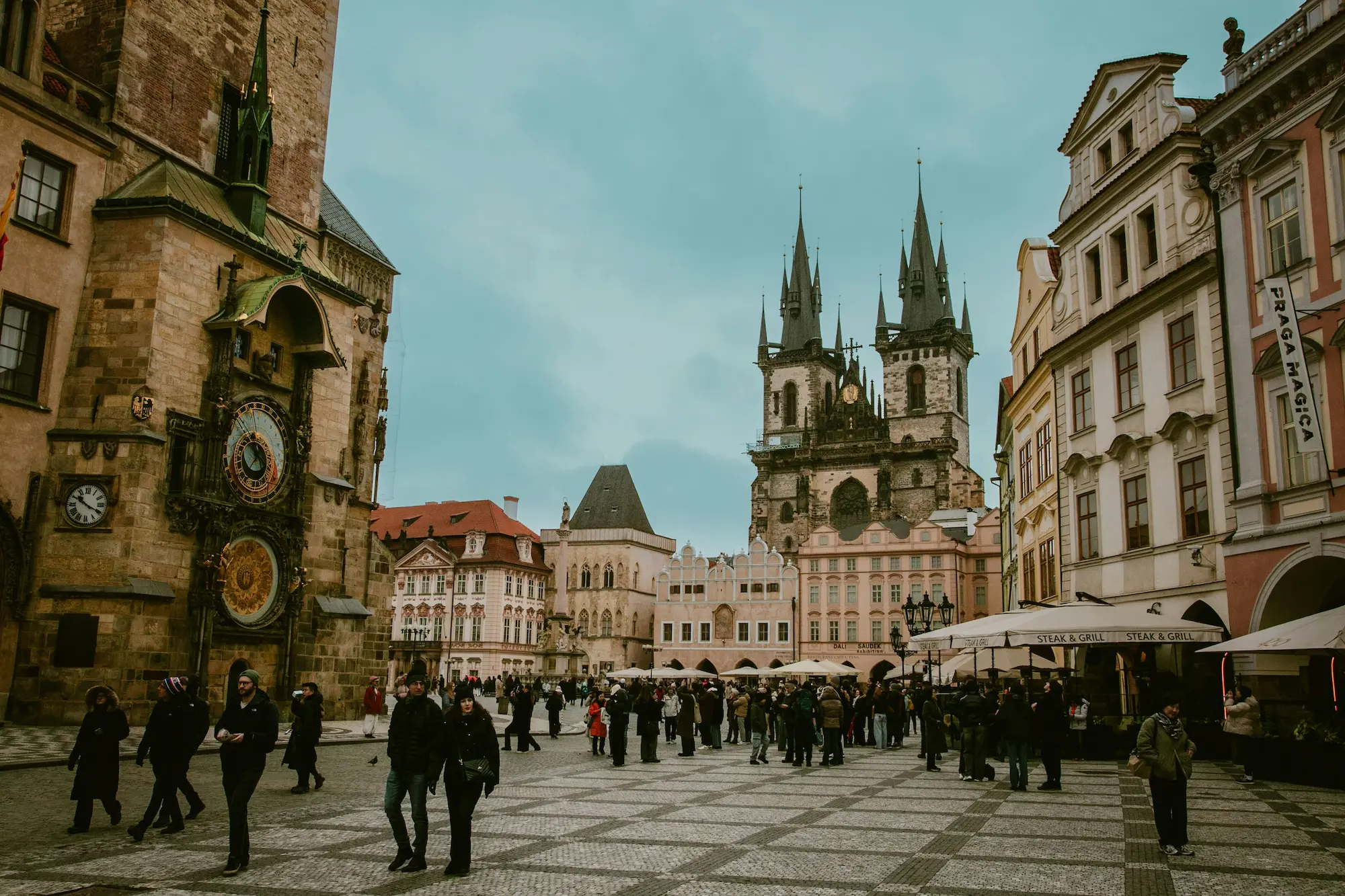 Iglesia de Nuestra Señora de Týn (Týnský chrám) en la Plaza de la Ciudad Vieja de Praga - las dos torres góticas de 80 metros, apodadas 'Adán y Eva', dominando el horizonte con sus agujas de pináculos."