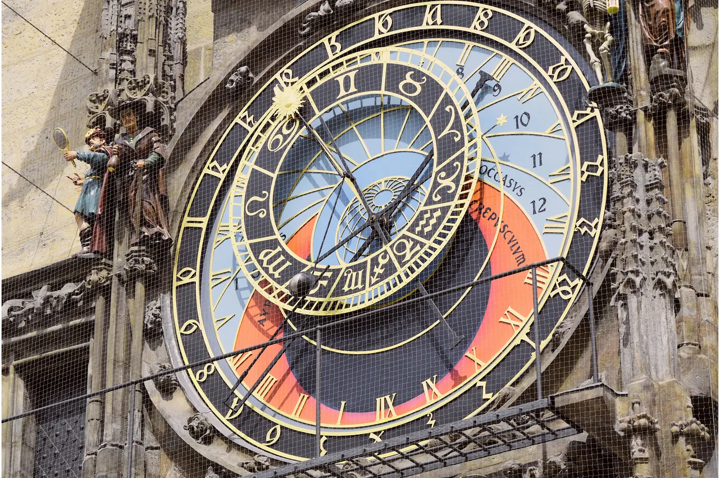 Reloj Astronómico de Praga (Orloj) en la torre del Ayuntamiento de la Ciudad Vieja - el reloj medieval en funcionamiento más antiguo del mundo, instalado en 1410.