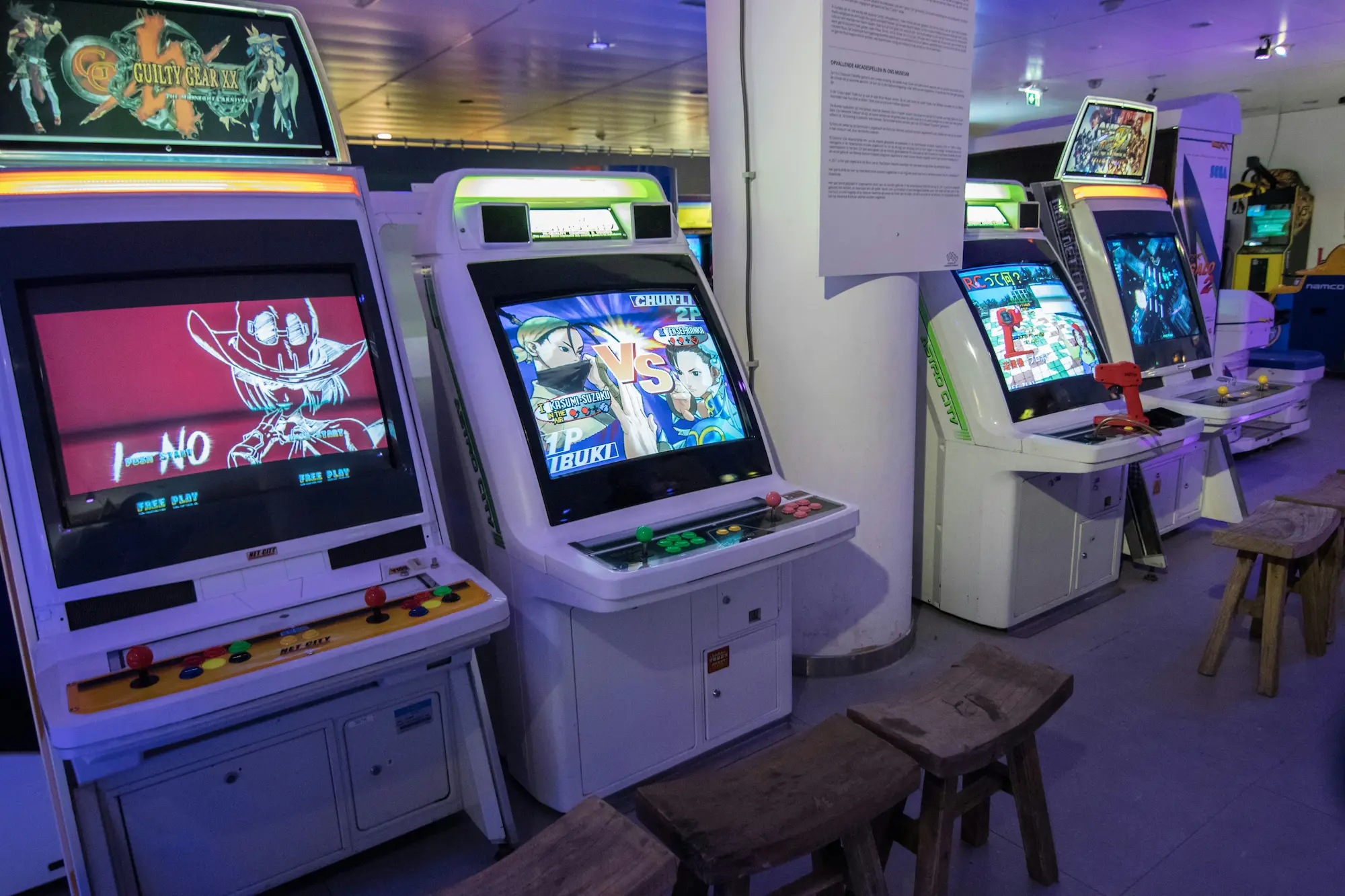 Cientos de arcades retro en Taito Station, Akihabara, Tokio.