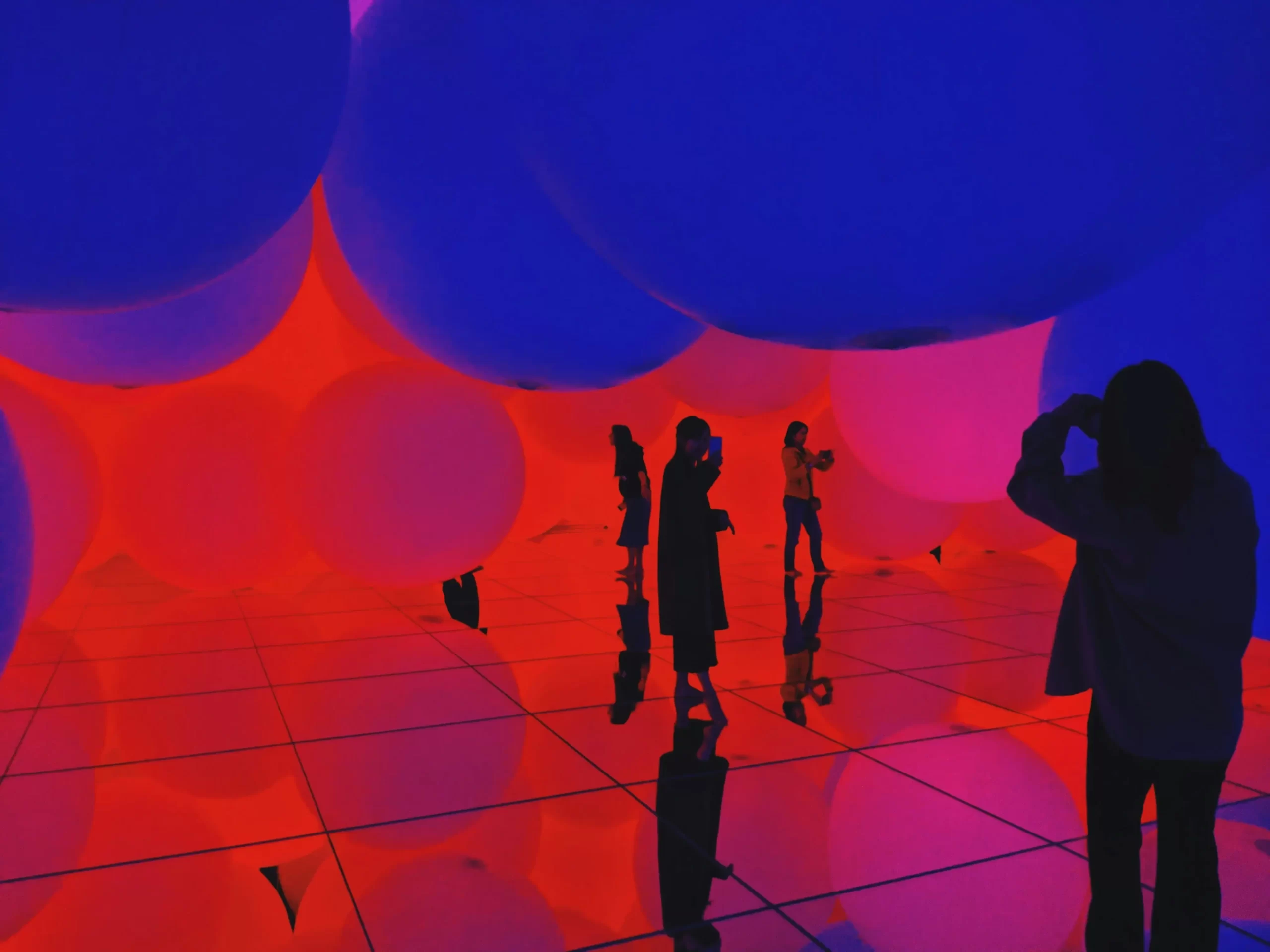 Exposición inmersiva TeamLab Planets en Tokio, Japón, con luces interactivas y agua