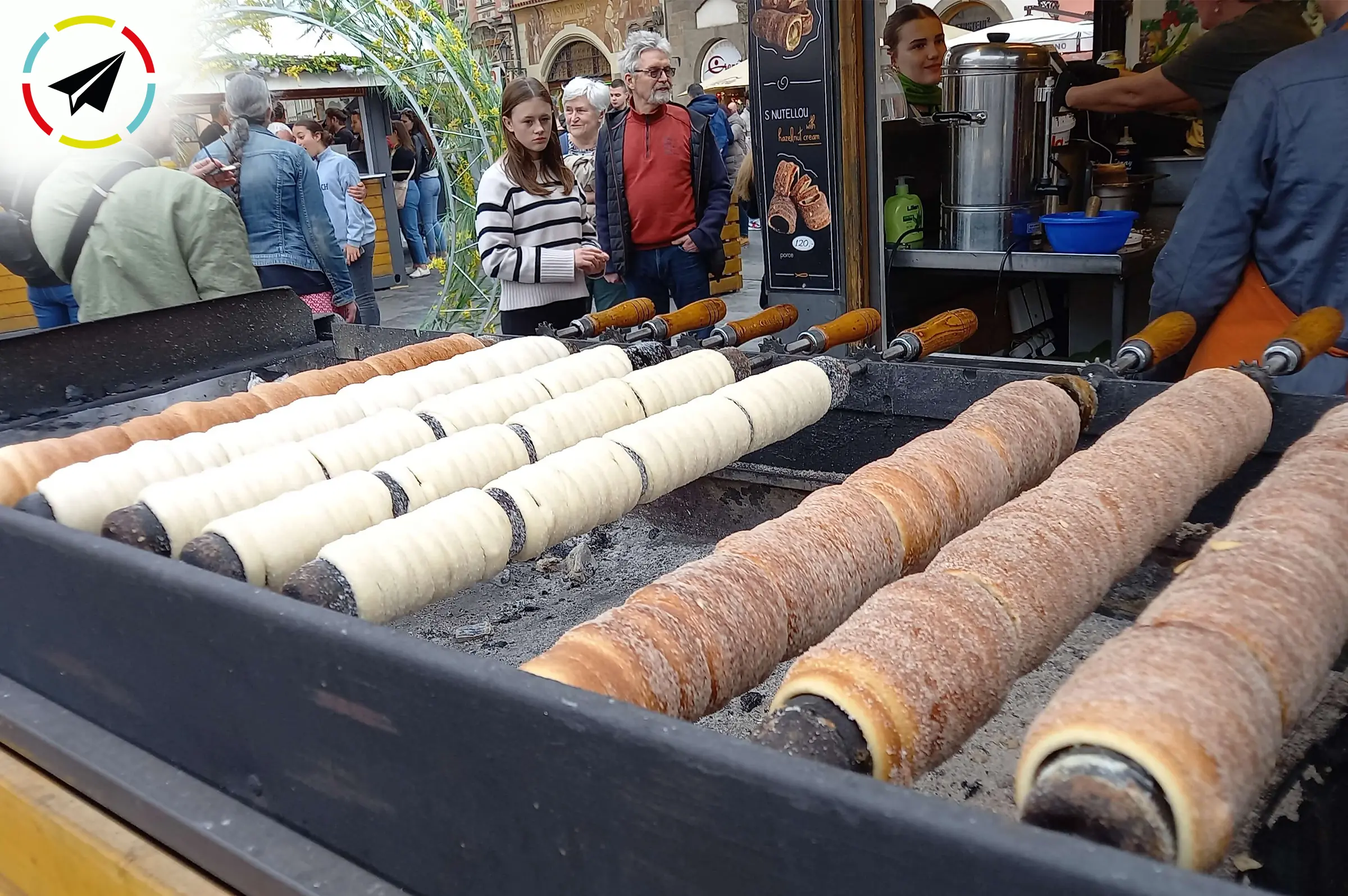trdelnik-relleno-helado-crema-praga-plaza-ciudad-vieja-turistas