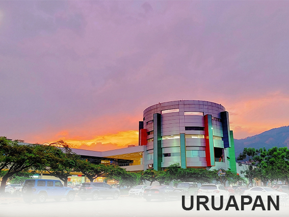Tarde en Uruapan, Michoacán mostrando plaza agora su mejor plaza comercial.