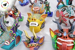 Alebrijes pintados a mano en el Tianguis Artesanal de Uruapan, Michoacán, figuras de criaturas fantásticas con colores vibrantes.