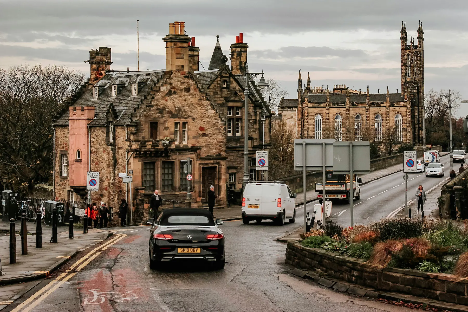 calle-historica-edinburgo-arquitectura-escocesa-trafico