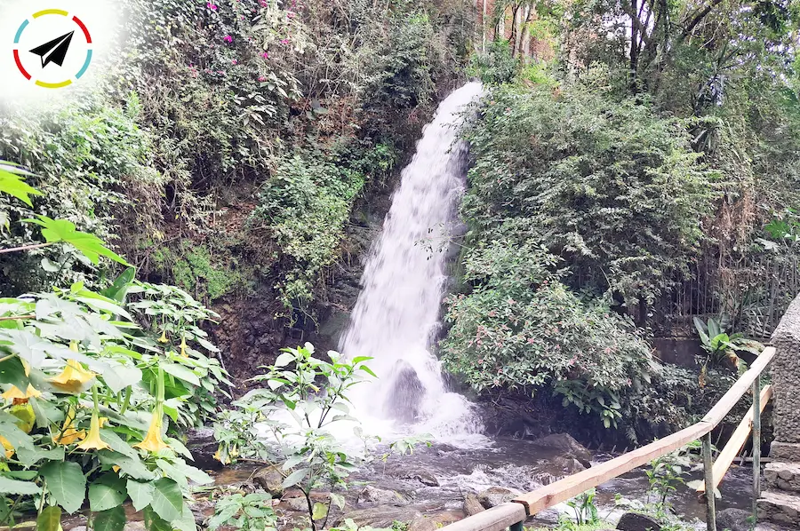 Cascada La Camelina en la Barranca del Cupatitzio de Uruapan, Michoacán - caída de agua en escalones naturales que crea un efecto de cortinas múltiples sobre las rocas