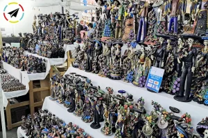Catrinas de barro pintadas a mano en el Tianguis Artesanal de Uruapan, Michoacán, figuras tradicionales de Día de Muertos con sombrero y vestido de colores.