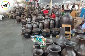 Cocuchas de barro gigantes en el Tianguis Artesanal de Uruapan, Michoacán - grandes ollas de barro cocido de Cocucho, piezas purépechas tradicionales para almacenar granos y agua.