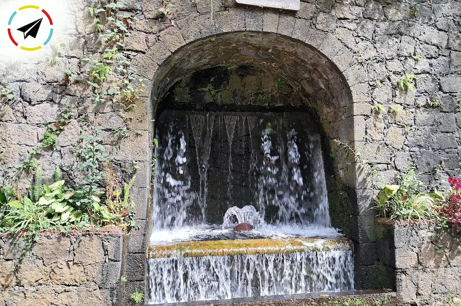 Fuente Cola de Pavo Real en el Parque Nacional Barranca del Cupatitzio de Uruapan - diseño circular con chorros de agua que emulan la forma y elegancia de la cola de un pavo real