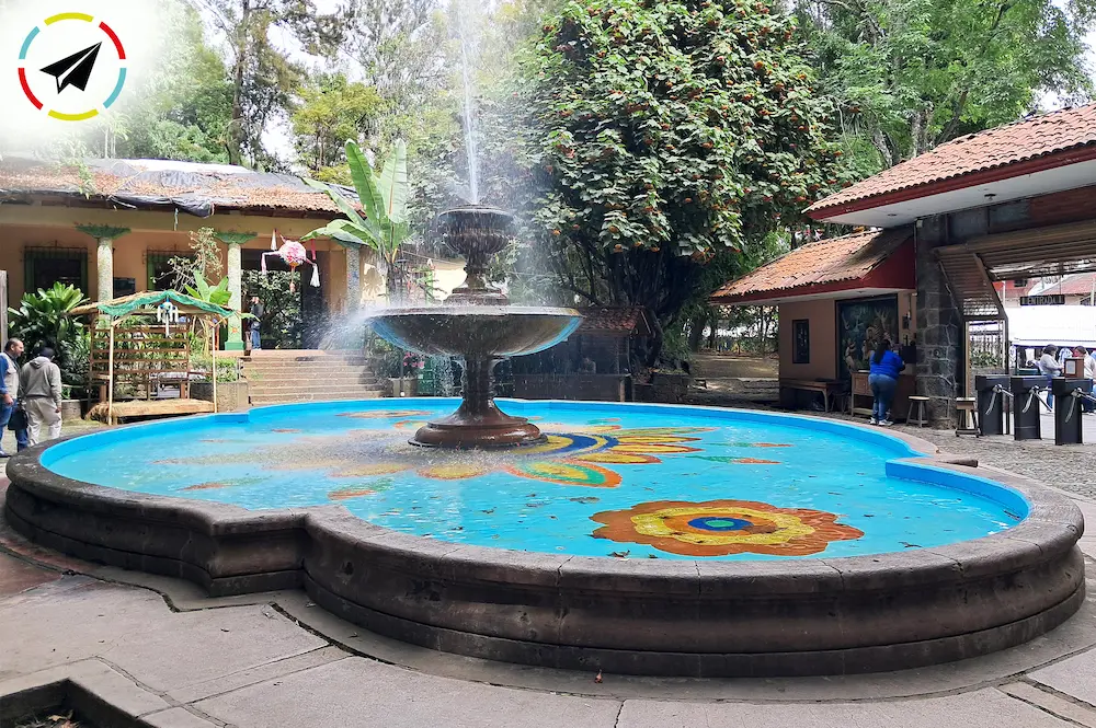 Fuente 'Copa de Oro' en el Parque Nacional Barranca del Cupatitzio de Uruapan - escultura floral con flores doradas que emergen del agua cristalina."