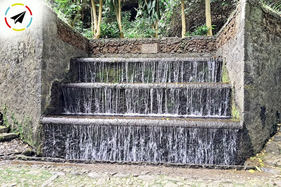 "Fuente Cutzi (que significa 'Luna' en purépecha) en el Parque Nacional Barranca del Cupatitzio de Uruapan - manantial lunar donde nace el río entre la vegetación."