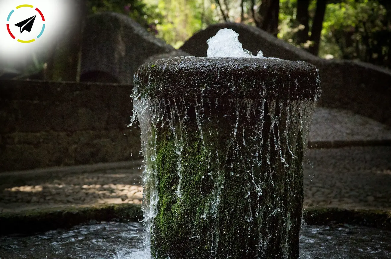 Fuente El Tornillo en el Parque Nacional Barranca del Cupatitzio de Uruapan - diseño único con chorro de agua en espiral que gira como un tornillo dentro de su estructura.