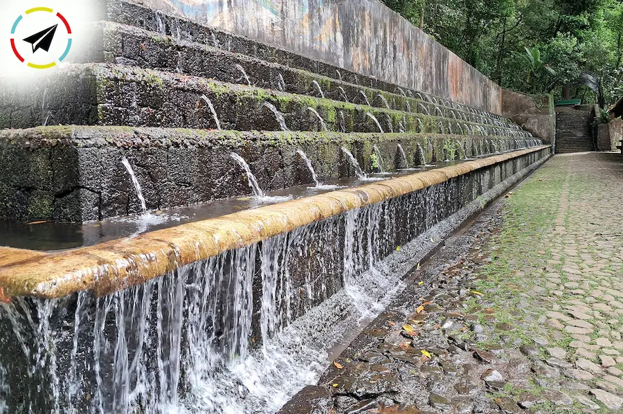 Fuente Erendira en el Parque Nacional Barranca del Cupatitzio de Uruapan con mural de mosaico de MAPECO que representa la leyenda purépecha de la princesa Erendira