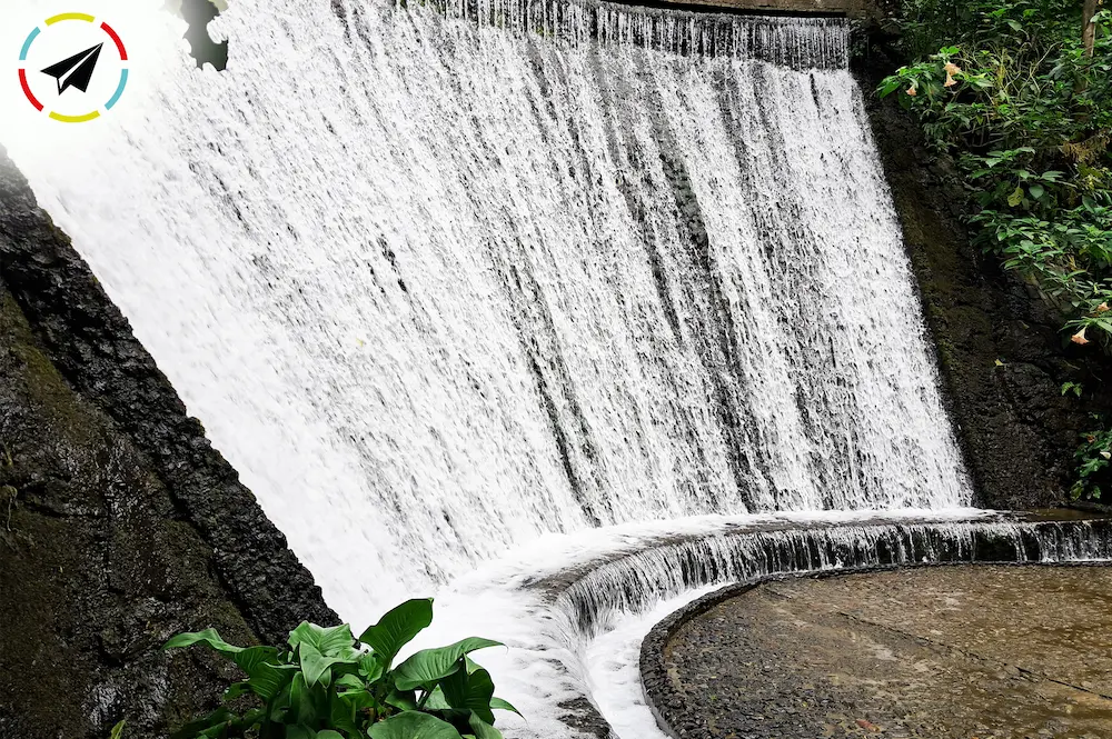 Fuente Flor de Lluvia en el Parque Nacional Barranca del Cupatitzio de Uruapan - diseño circular con chorros finos que imitan la caída suave de la lluvia en forma de flor.