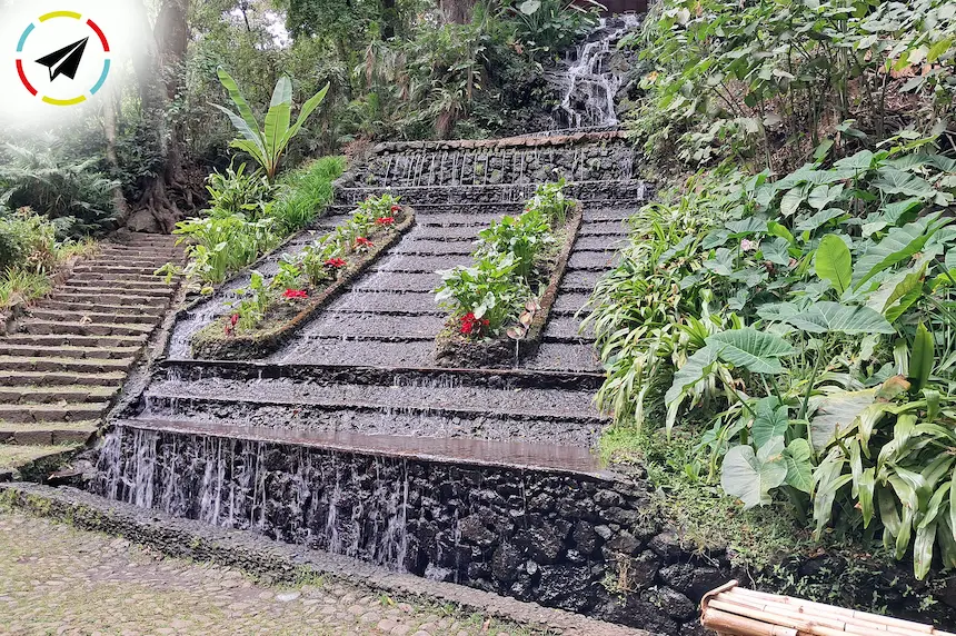 Fuente Huriata en el Parque Nacional Barranca del Cupatitzio de Uruapan - nombre purépecha que significa 'lugar del dios sol', con diseño que combina agua y elementos tradicionales