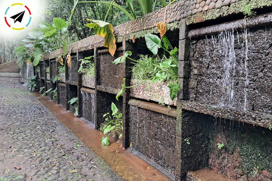 Fuente Los Espejos en el Parque Nacional Barranca del Cupatitzio de Uruapan - superficie con recuadros que asimilan espejos de agua tan cristalina que refleja perfecto la vegetación.