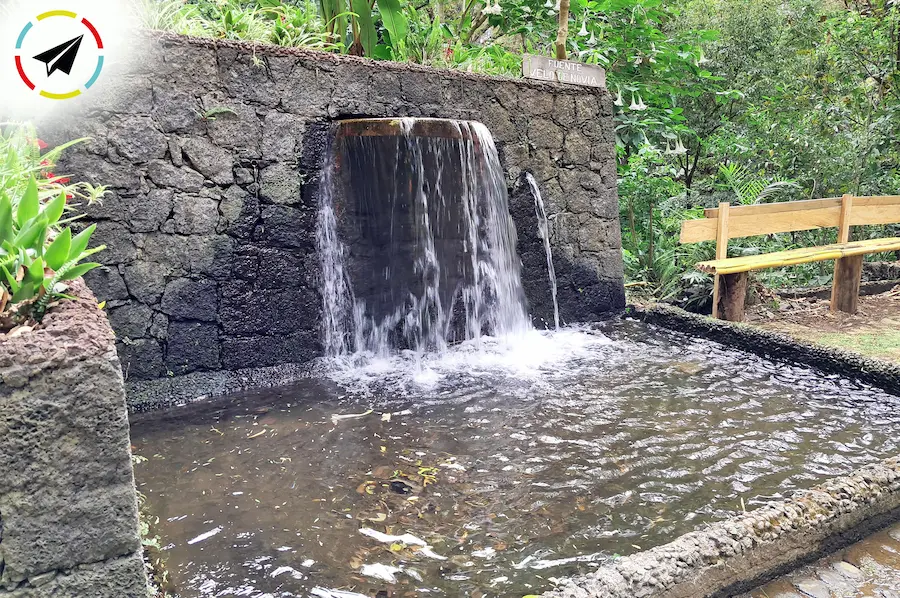 Fuente Velo de Novia en el Parque Nacional Barranca del Cupatitzio de Uruapan - cortina de agua fina y constante que cae como un delicado velo sobre la roca musgosa