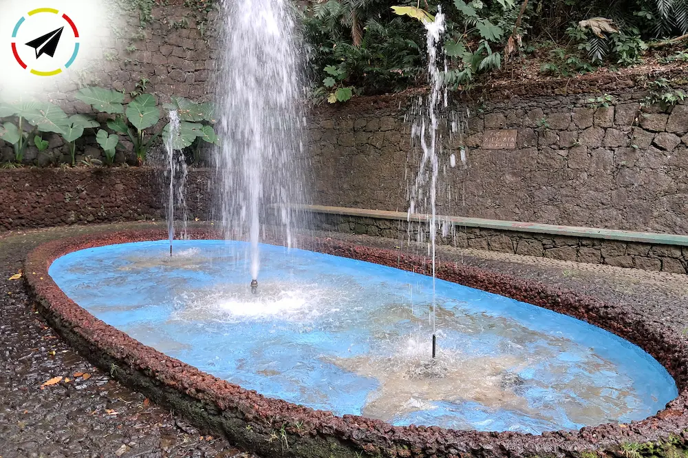 Fuente Xipacata (Arcoíris) en el Parque Nacional Barranca del Cupatitzio de Uruapan - chorros de agua que forman un arcoíris natural con la luz del sol."
