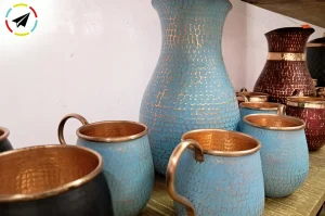 Jarrones de cobre martillado a mano en el Tianguis Artesanal de Uruapan, Michoacán, piezas purépechas con acabado brillante y formas tradicionales