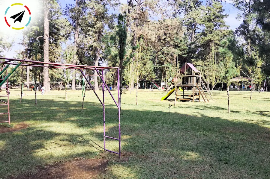 Área de juegos infantiles dentro del parque la pinera en Uruapan