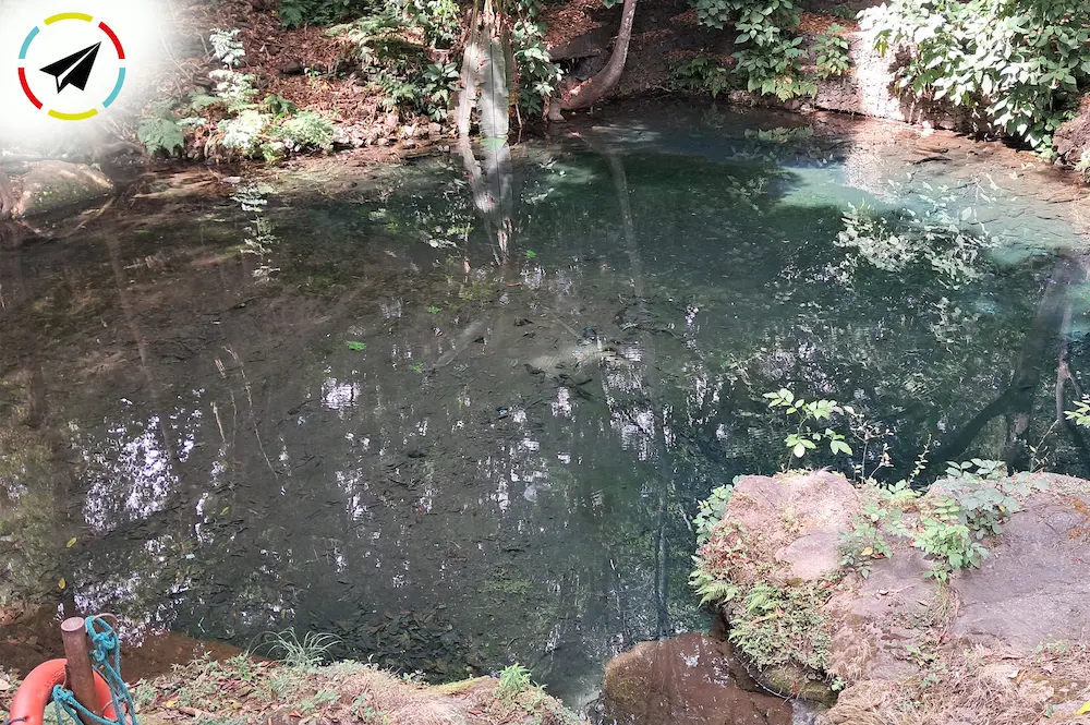 Manantial de La Rodilla del Diablo en el Parque Nacional Barranca del Cupatitzio de Uruapan - nacimiento de agua cristalina entre rocas donde según la leyenda el diablo dejó su marca
