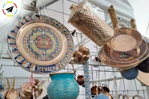 Objetos de cobre martillado a mano en el Tianguis Artesanal de Uruapan, Michoacán: cazos, jarras y vasijas tradicionales de la artesanía purépecha.