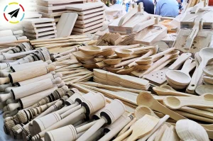 Objetos de madera tallada en el Tianguis Artesanal de Uruapan, Michoacán: cucharas, palas y molinillos artesanales para cocina tradicional.