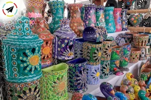Pantallas de barro pintadas a mano para luz de pared en el Tianguis Artesanal de Uruapan, Michoacán.