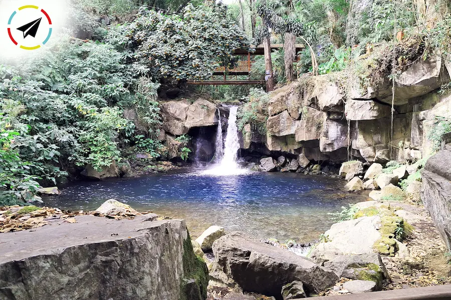 Cascada El Gólgota, Parque Nacional Barranca del Cupatitzio en Uruapan, Michoacán - exuberante vegetación, senderos y caminos empedrados y el nacimiento del río Cupatitzio,